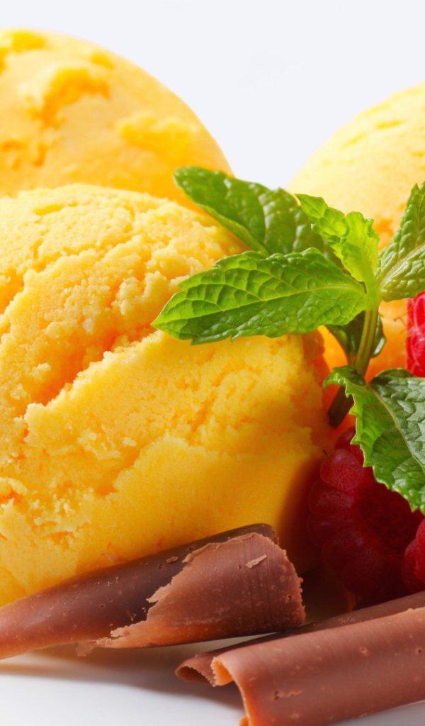 Лимонное мороженое с малиной