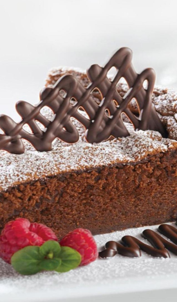 Кусок торта с малиной