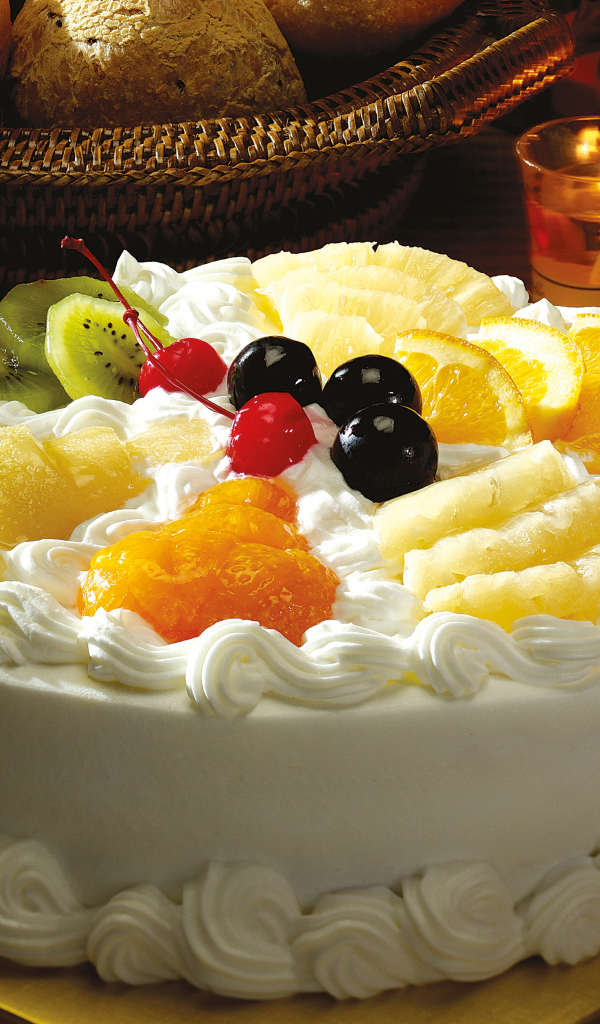 Белый торт с фруктами