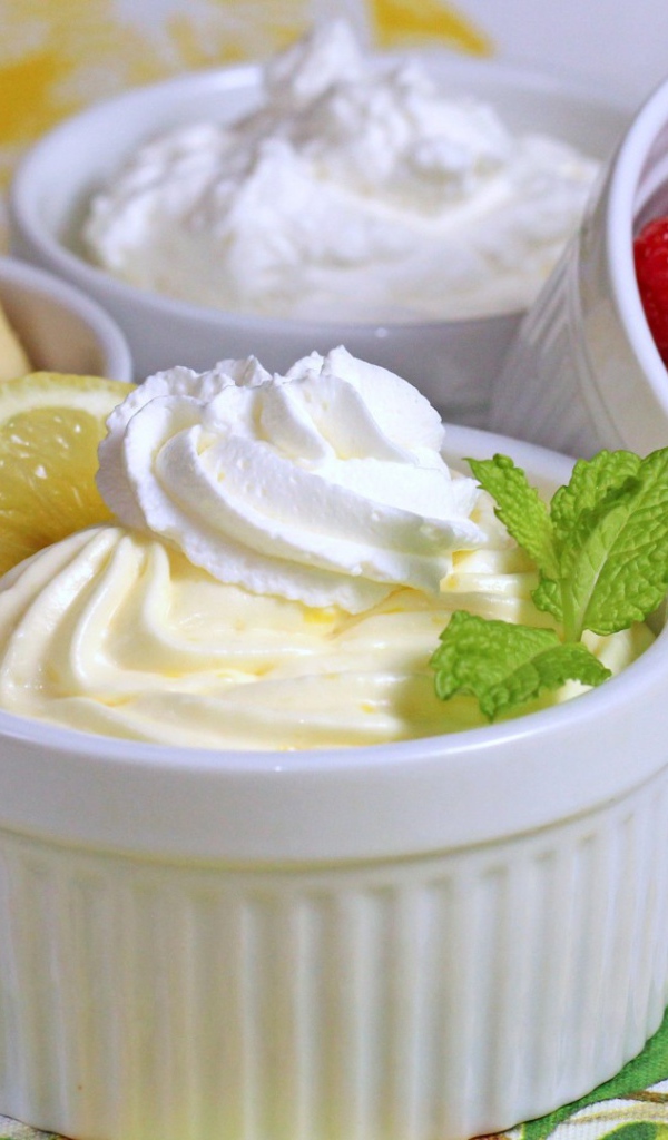 Миски с десертом