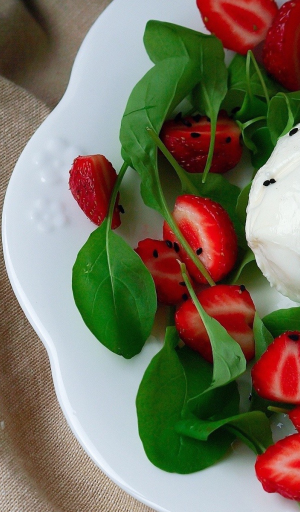 Мороженое с клубникой и листьями