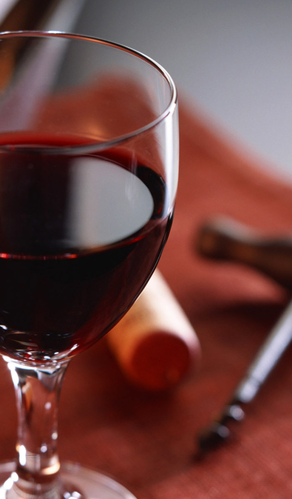 Штопор и бокал вина