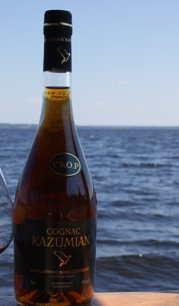 Французский алкоголь на берегу моря