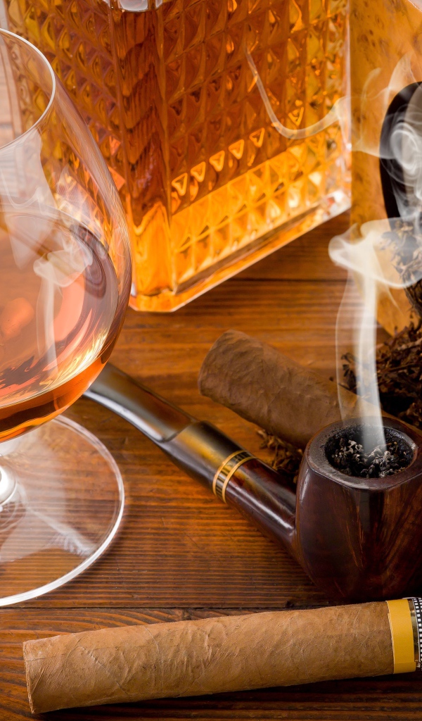 Бокал и трубка с табаком