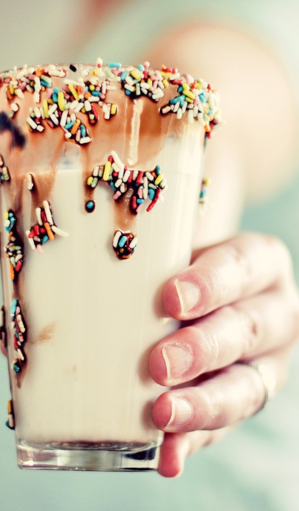 Стакан с коктейлем в руке