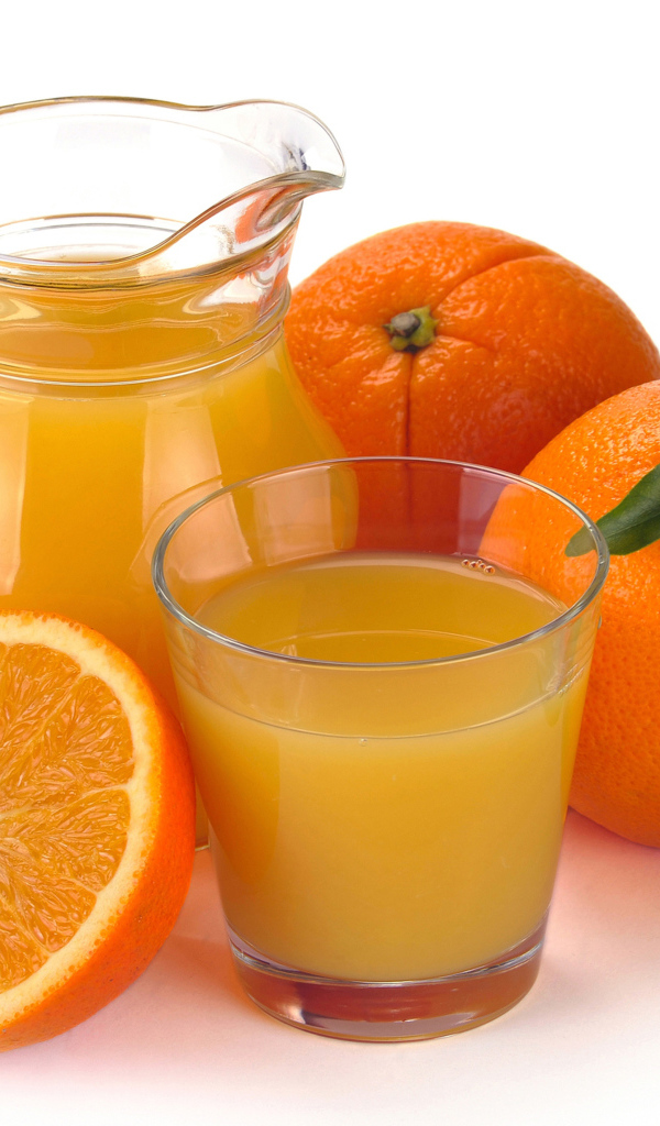 Апельсиновый сок в кувшине