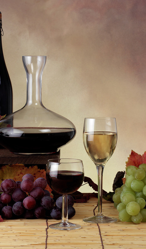 Виноградные гроздья и вино