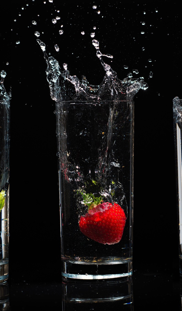 Три стакана с клубникой