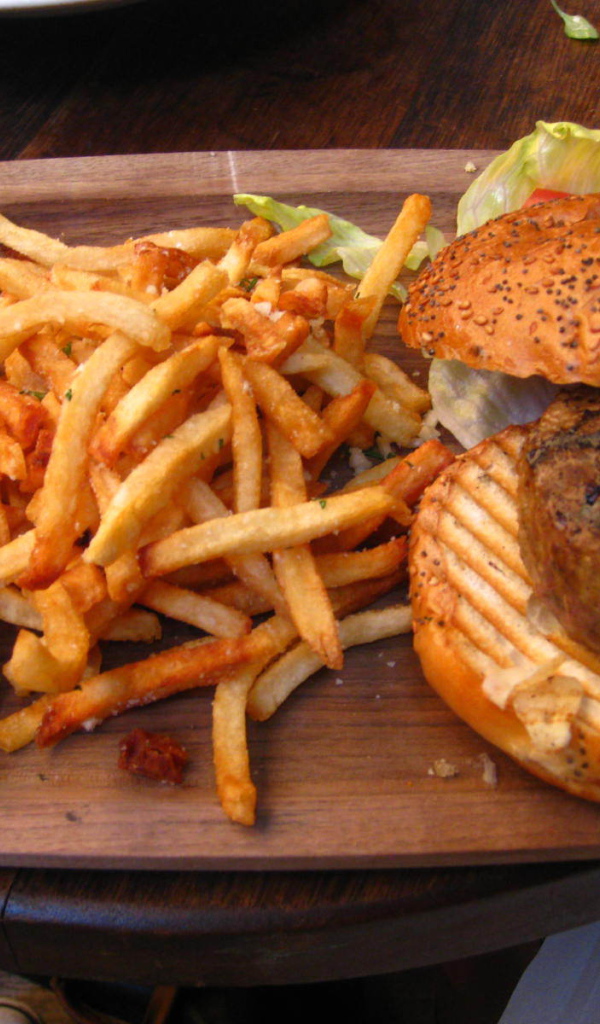 Гамбургер и картофель фри