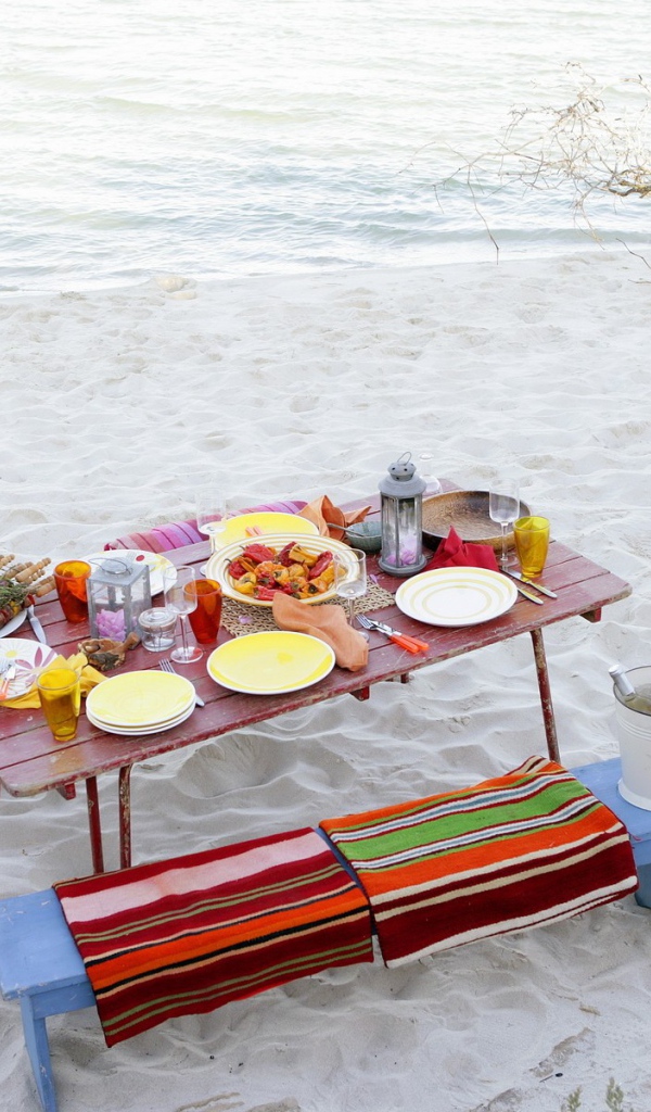 Стол с едой на пляже