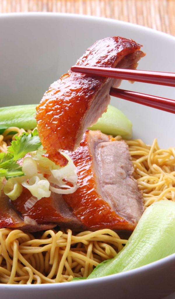 Чашка с лапшой и мясом