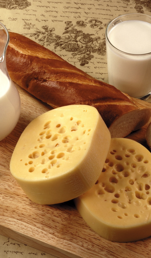 Хлеб , сыр и молоко