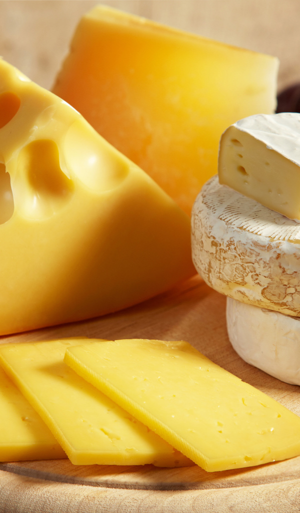 Куски сыра на доске