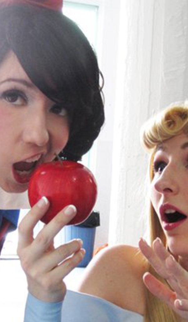Брюнетка кусает яблоко