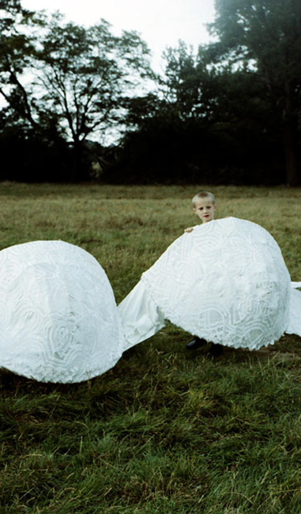 Дети играют бюстгалтером