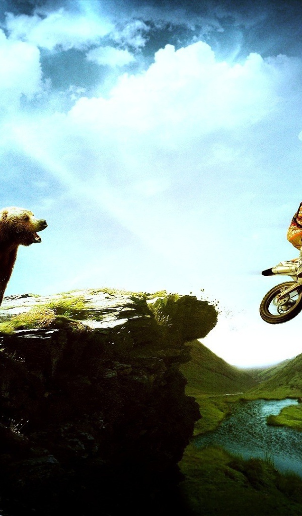 Мотоциклист уехал от медведя