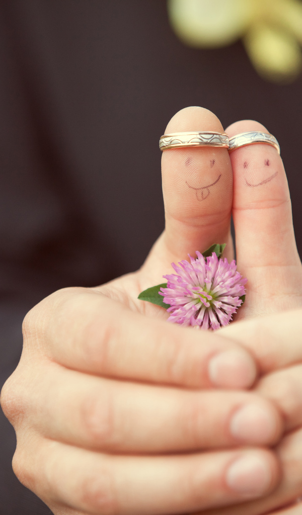 Свадебные кольца на пальцах