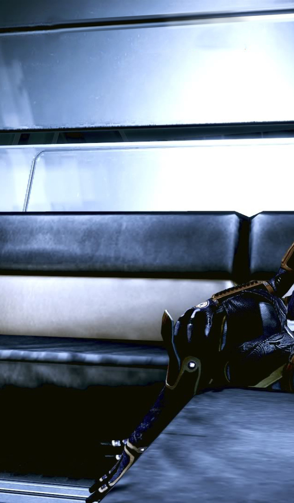 Инопланетянин сидит на диване