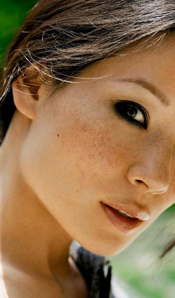Азиатка с веснушками