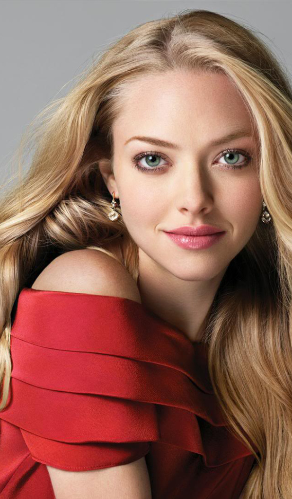 Красивая актриса Аманда Сейфрид