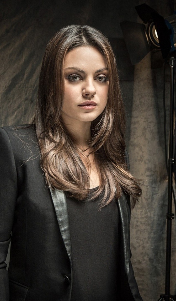 Красивая Мила Кунис