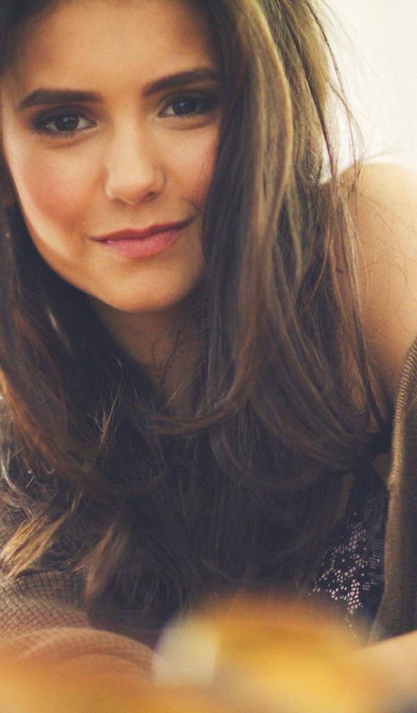 Красивая Нина Добрев