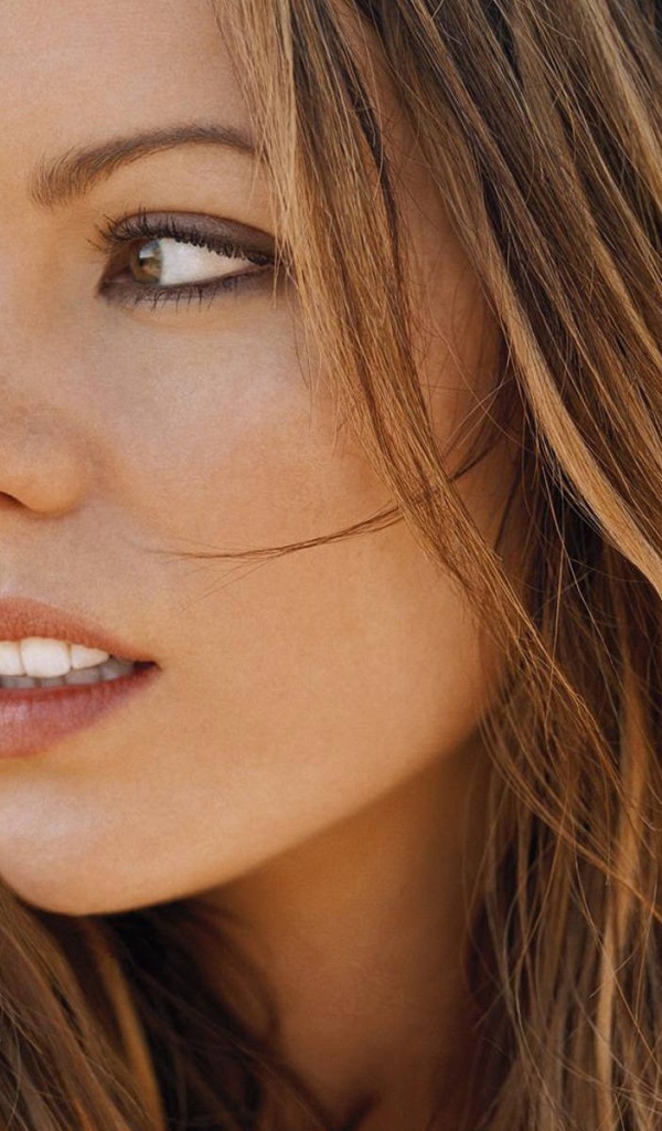 Красивая брюнетка Кейт Бекинсейл