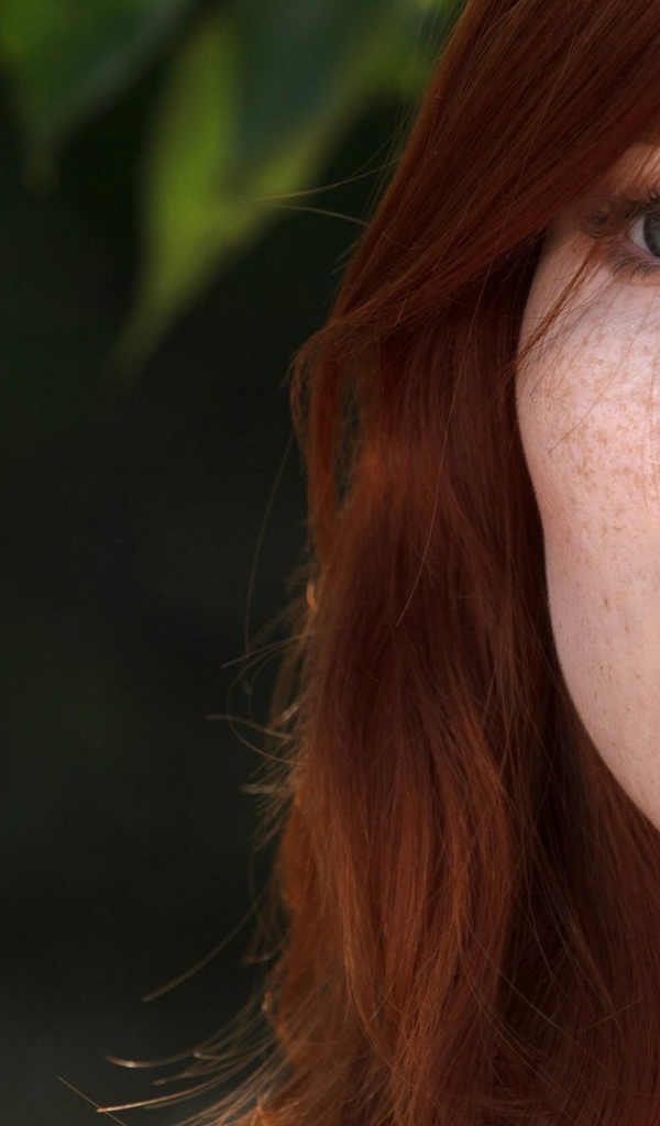 Красивая девушка с веснушками