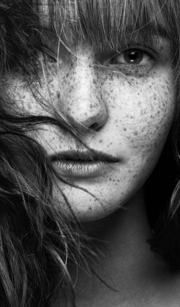 Черно белое фото девушки с веснушками
