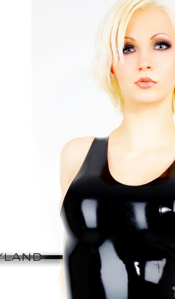 Блондинка в блестящем костюме на белом фоне