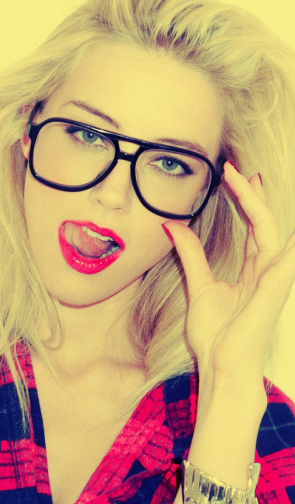 Блондинка в клетчатой рубашке