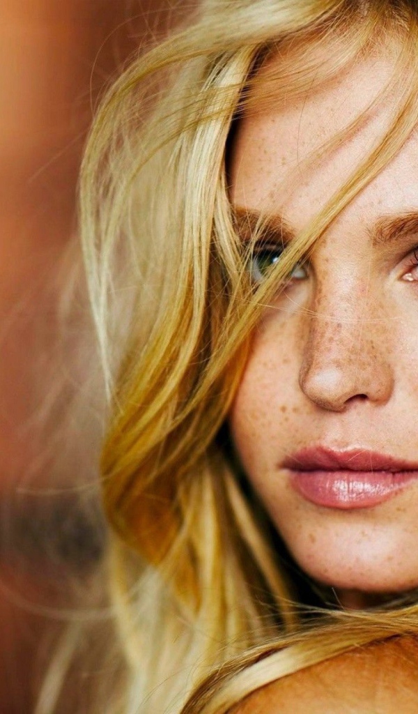 Блондинка с веснушками