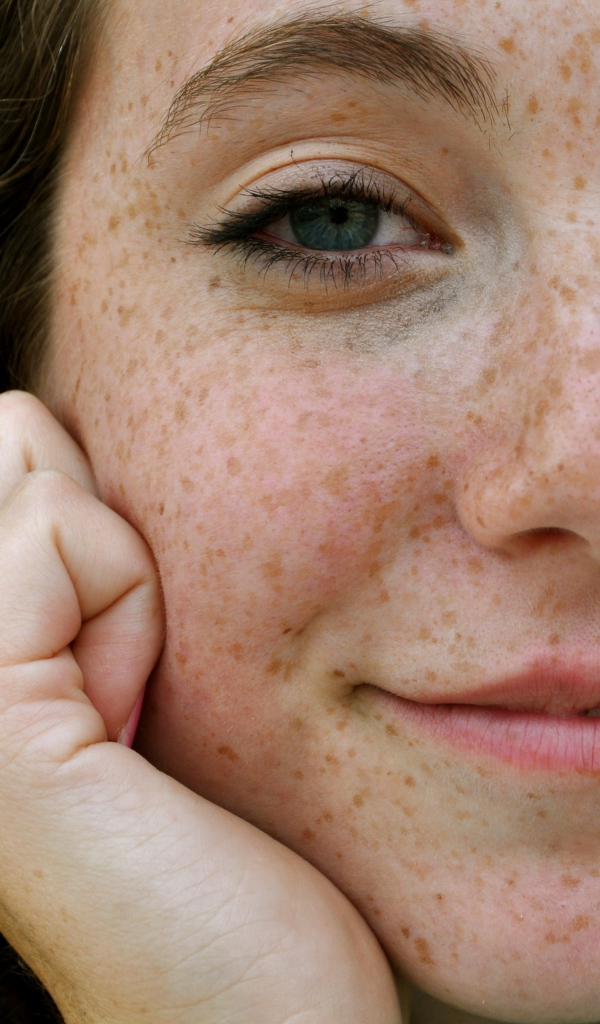 Голубоглазая девушка с веснушками