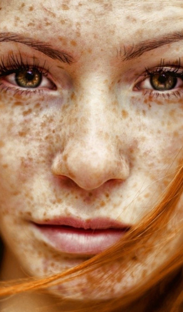 Кареглазая девушка с веснушками