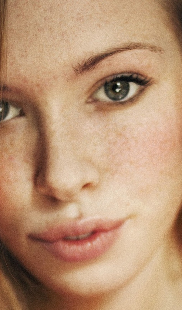 Шатенка с веснушками