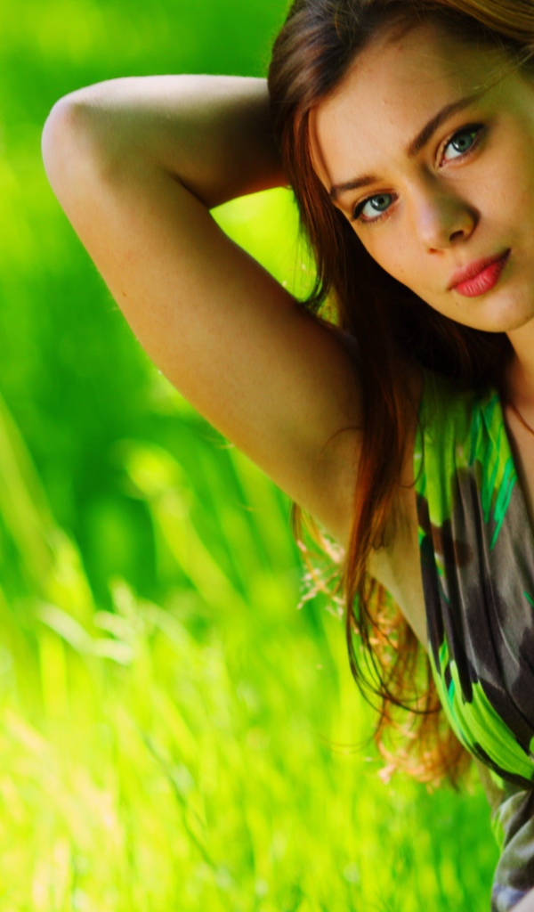 Шатенка на фоне травы