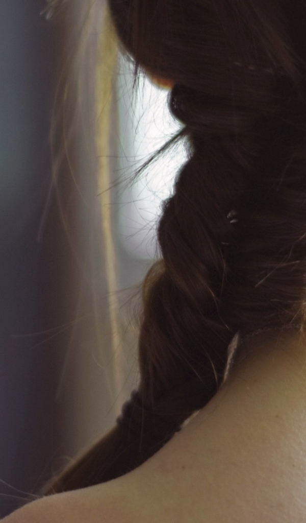 Брюнетка с косой