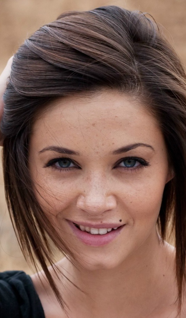 Брюнетка с веснушками