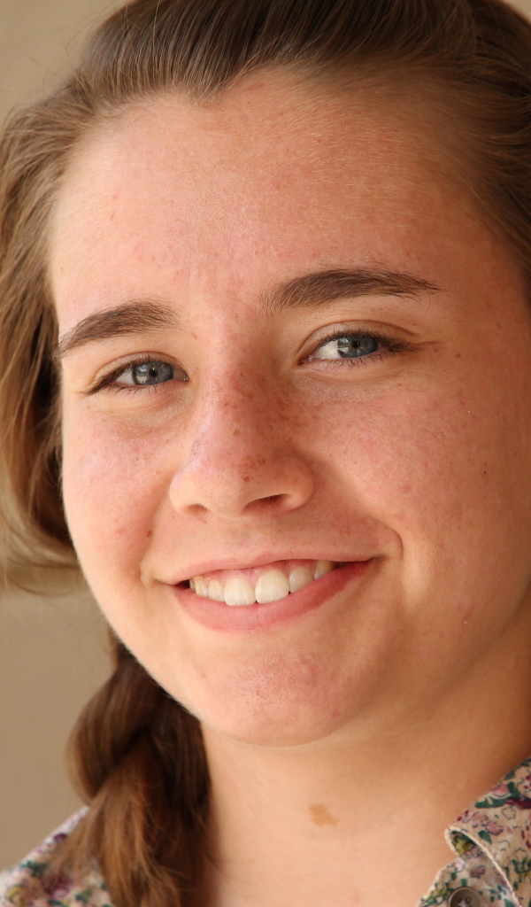 Милая девушка с веснушками