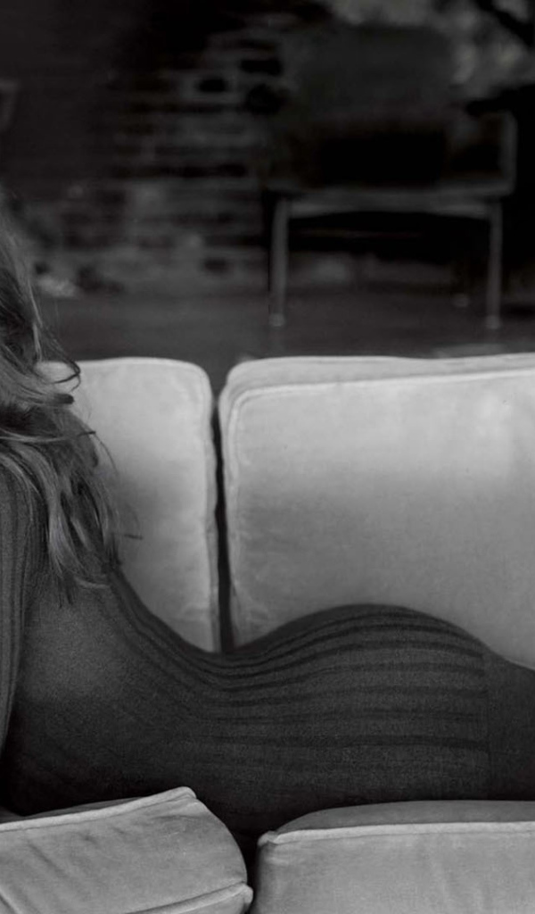 Эмма Стоун в темных тонах