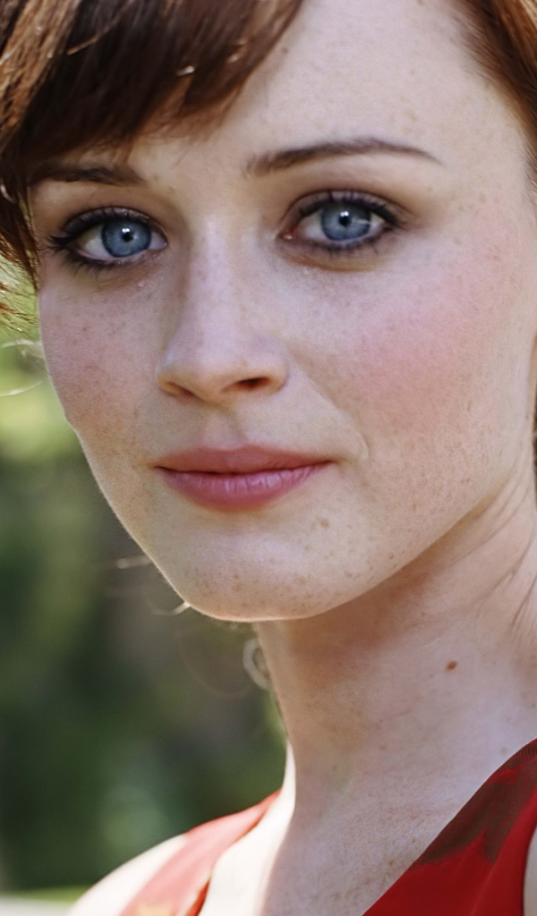 Знаменитая модель с веснушками