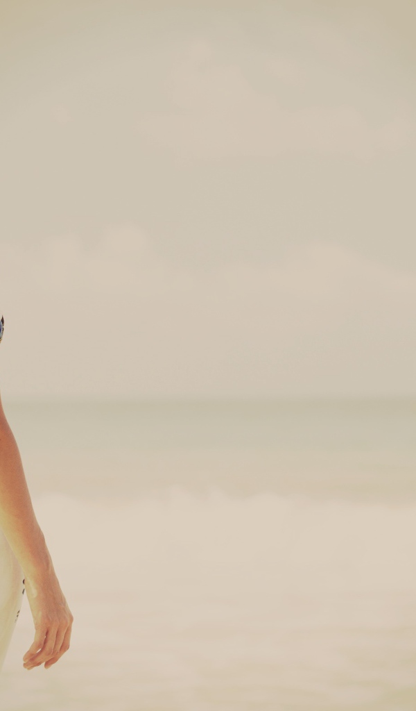 Девушка наслаждается морским бризом