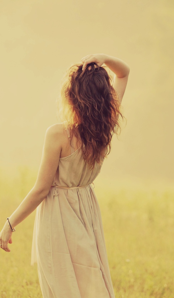 Девушка в льняном платье