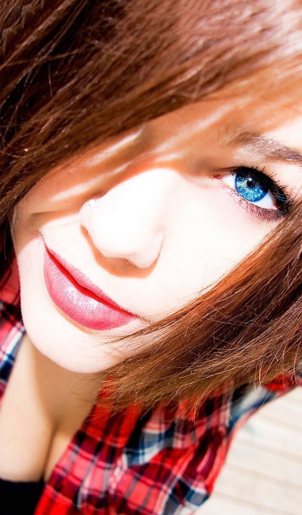 Девушка в клетчатой рубашке