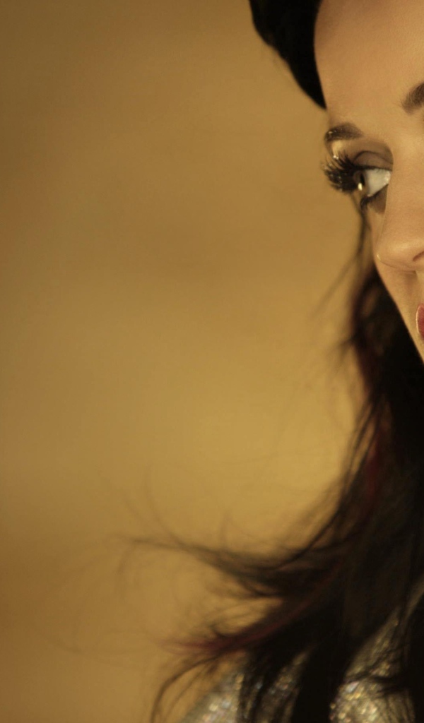 Девушка смотрит в сторону