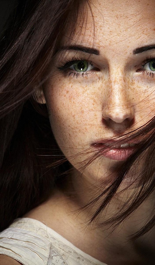 Девушка модель с веснушками