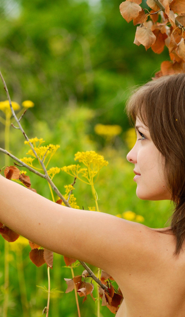 Девушка возле молодого дерева