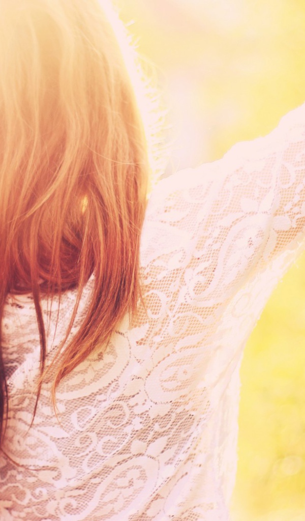 Девушка на прогулке в ясную погоду