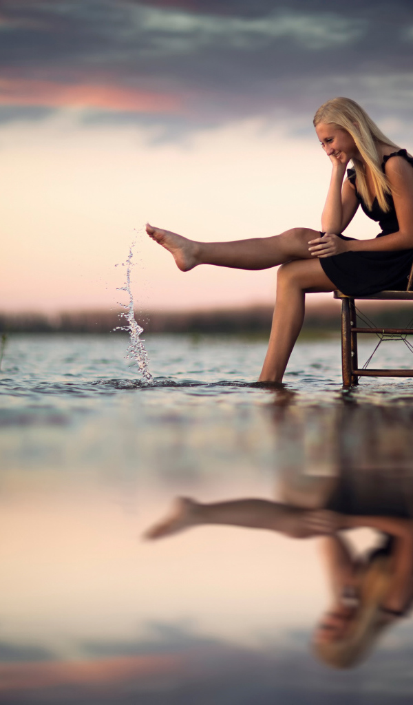 Девушка промочила ноги