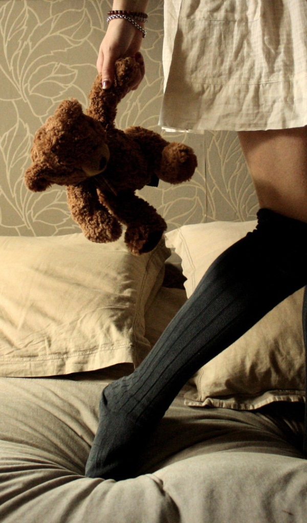 Девушка с плюшевым медведем